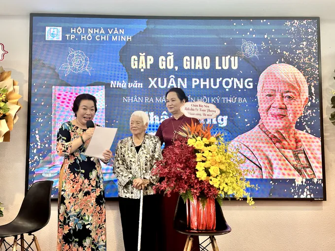 Nguyên Bí thư Thành ủy TPHCM Nguyễn Văn Nên gửi hoa chúc mừng đạo diễn, nhà văn Xuân Phượng IMG_3442.jpg