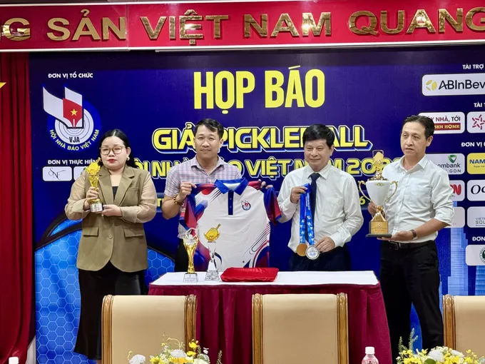 Giải Pickleball Hội Nhà báo Việt Nam 2026 - Trong buổi ra mắt áo đấu, cúp và huy chương. Ảnh: Quỳnh Mai