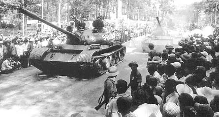 Nhân dân TPHCM chào đón quân giải phóng trưa 30-4-1975. Ảnh: LÂM TẤN TÀI