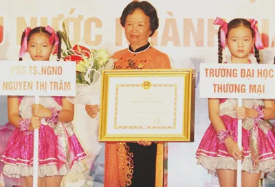 PGS-TS Nguyễn Thị Trâm nhận danh hiệu Anh hùng Lao động tại Đại hội thi đua yêu nước ngành giáo dục lần thứ 5-2010.