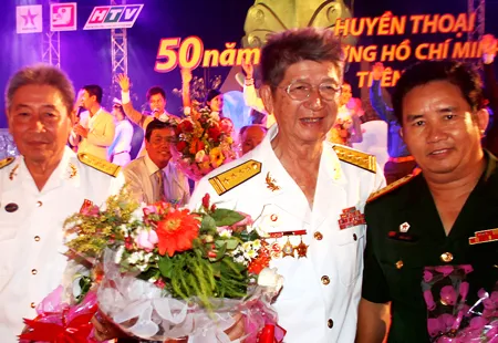 Đại tá Khưu Ngọc Bảy (giữa) và đồng đội tại tượng đài Vàm Lũng (Cà Mau) trong đêm truyền hình trực tiếp 50 năm đường Hồ Chí Minh trên biển do Báo SGGP, Báo QĐND và HTV tổ chức. Ảnh: T.M.T.