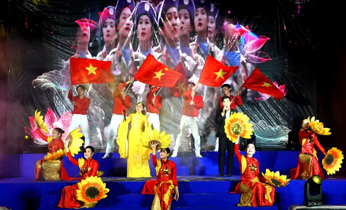 Tiết mục tân cổ "Mùa xuân trên Thành phố Hồ Chí Minh". Ảnh: THÚY BÌNH