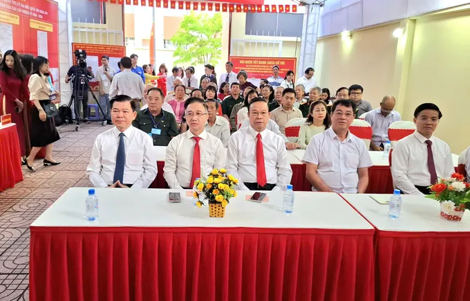 Các đồng chí: Nguyễn Hồng Lĩnh, Ủy viên Trung ương Đảng, Phó Chủ nhiệm Ủy ban Kiểm tra Trung ương; Đặng Minh Thông, Phó Bí thư Thành ủy TPHCM; Nguyễn Văn Thọ, Phó Chủ tịch Thường trực HĐND TPHCM, Phó Chủ tịch Thường trực Ủy ban Bầu cử TPHCM... dự phiên khai mạc tại khu vực bỏ phiếu số 3 (phường Vũng Tàu)