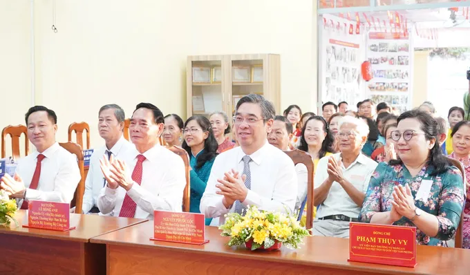 Đồng chí Lê Hồng Anh, nguyên Ủy viên Bộ Chính trị, nguyên Thường trực Ban Bí thư; Nguyễn Phước Lộc, Ủy viên Trung ương Đảng, Phó Bí thư Thành ủy, Chủ tịch Ủy ban MTTQ Việt Nam TPHCM dự lễ khai mạc tại khu vực bỏ phiếu số 1, phường An Khánh