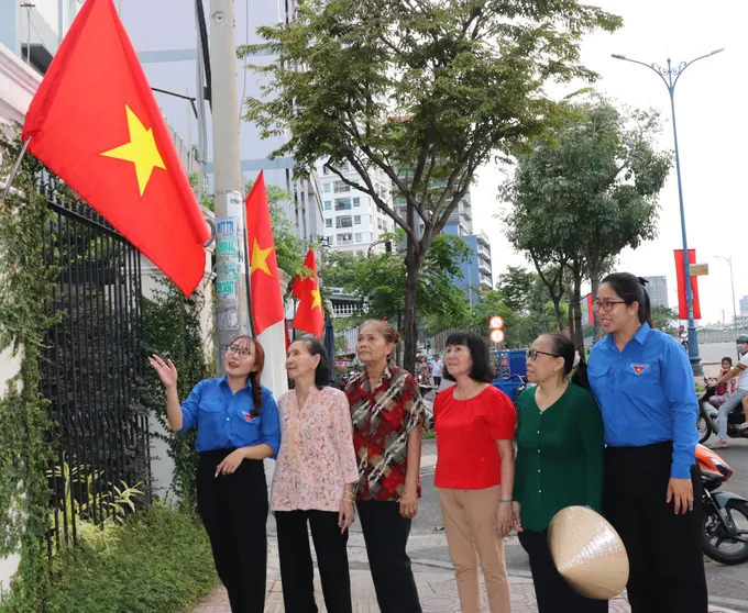 Người dân và đoàn viên thanh niên tham quan đường cờ Tổ quốc dịp 30-4 Y3A.jpg