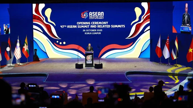 Thủ tướng Malaysia Anwar Ibrahim, Chủ tịch ASEAN 2025, phát biểu khai mạc Hội nghị Cấp cao ASEAN 47. Ảnh: TTXVN