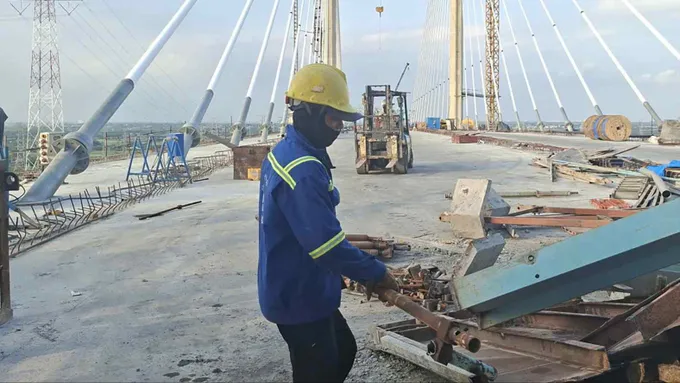 Các kỹ sư, công nhân tất bật thi công cầu Phước Khánh trên tuyến cao tốc Bến Lức - Long Thành