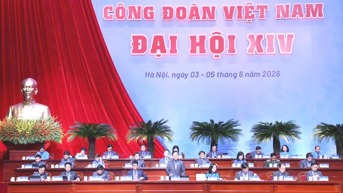 Đoàn Chủ tịch tại phiên thứ nhất đại hội, sáng 3-6. Ảnh: QUANG PHÚC