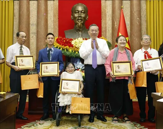 Tổng Bí thư, Chủ tịch nước Tô Lâm tặng quà cho các đại biểu. Ảnh: TTXVN
