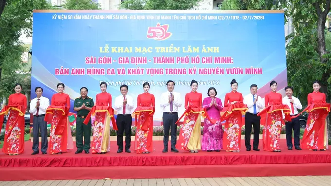 Các đồng chí lãnh đạo, đại biểu cắt băng khai mạc triển lãm. Ảnh: DŨNG PHƯƠNG