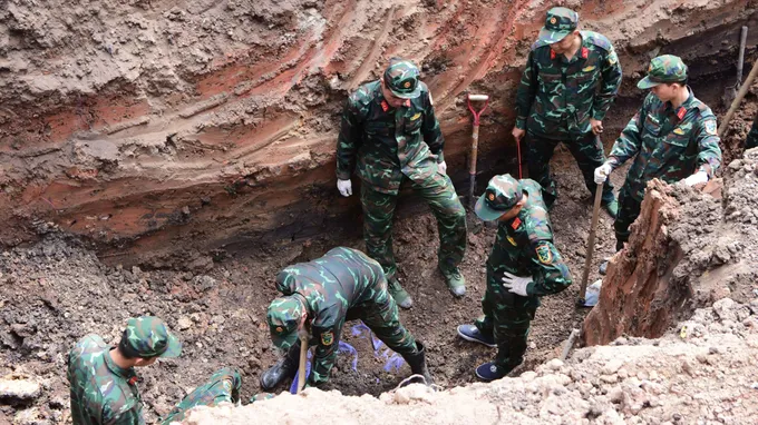 Các lực lượng khẩn trương thực hiện nhiệm vụ tìm kiếm, quy tập hài cốt liệt sĩ tại Công viên Lê Thị Riêng