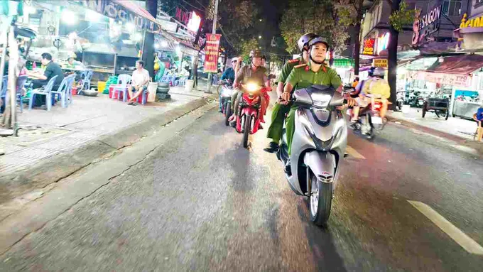 Tổ công tác của Công an phường Khánh Hội tuần tra trên các tuyến đường (Ảnh: NGUYỄN TÂN)