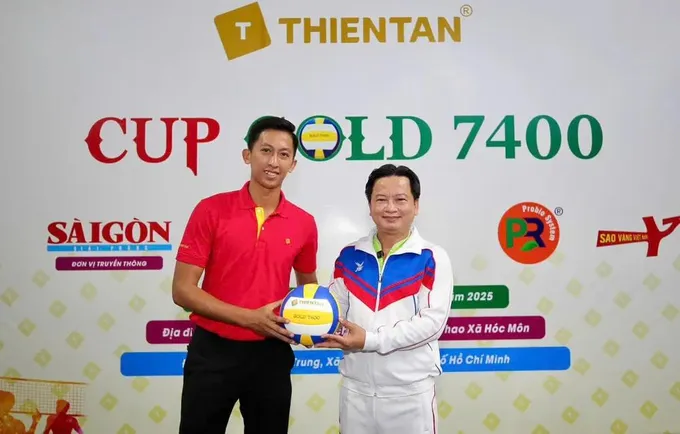 Ông Dương Văn Hồ Vũ (phải) đầu tư sản xuất sản phẩm trái bóng chuyền Thiên Tân, được sử dụng trong nhiều giải đấu phong trào. Ảnh: DŨNG PHƯƠNG 1000036052.jpg