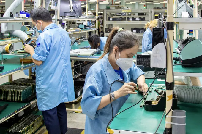 Công nhân làm việc trên dây chuyền sản xuất thiết bị điện tử tại Công ty Datalogic, Khu Công nghệ cao TPHCM. Ảnh: HOÀNG HÙNG