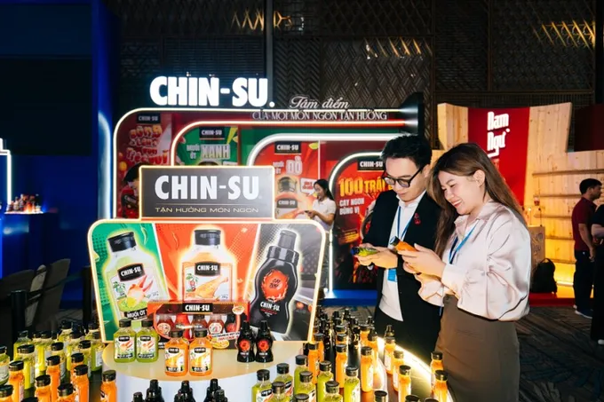 Cổ đông tham quan trải nghiệm các gian hàng sản phẩm của Masan Consumer 3.jpg
