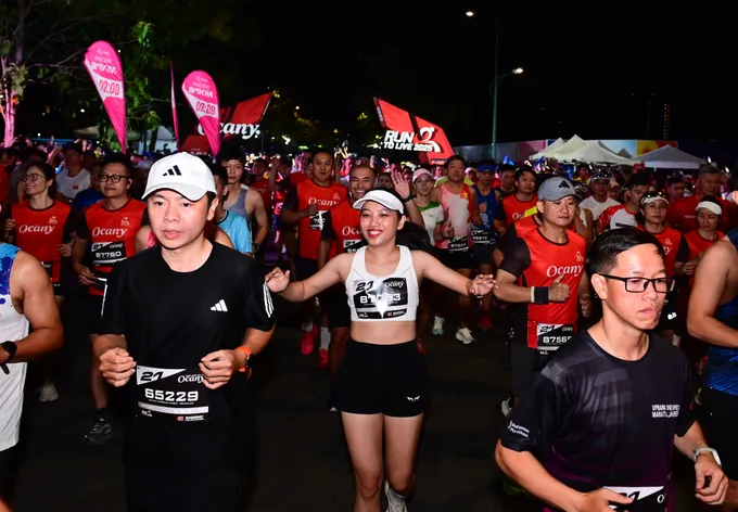 Các runner háo hức ngay từ điểm khởi đầu DSC_0068.JPG