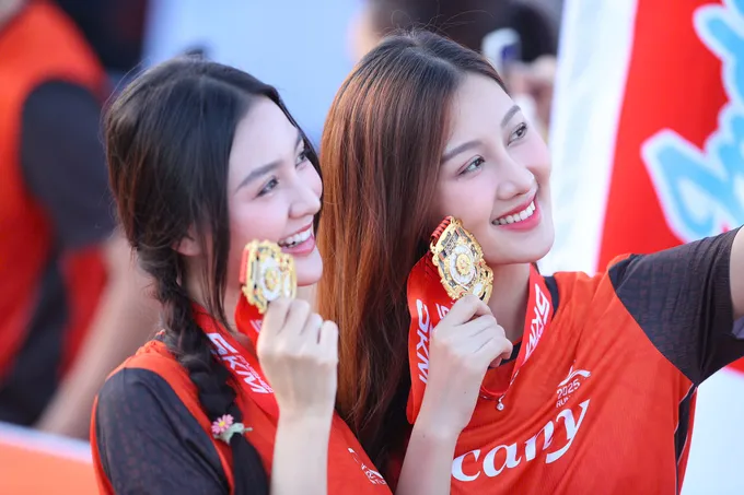 Nữ runner rạng ngời bên tấm huy chương Run To Live 2025. ẢNH: DŨNG PHƯƠNG