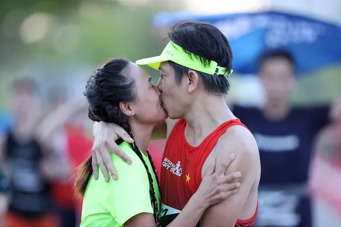 Nụ hôn về đích z6388669983951_7e3670bb3f6188abf85a8c85339579c9.jpg