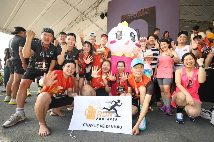 Hai runner của nhóm Run For Beer được đồng đội tổ chức sinh nhật sau khi về đích z6388840472637_cd1db7d17f305d67e625f0ba160b792d.jpg