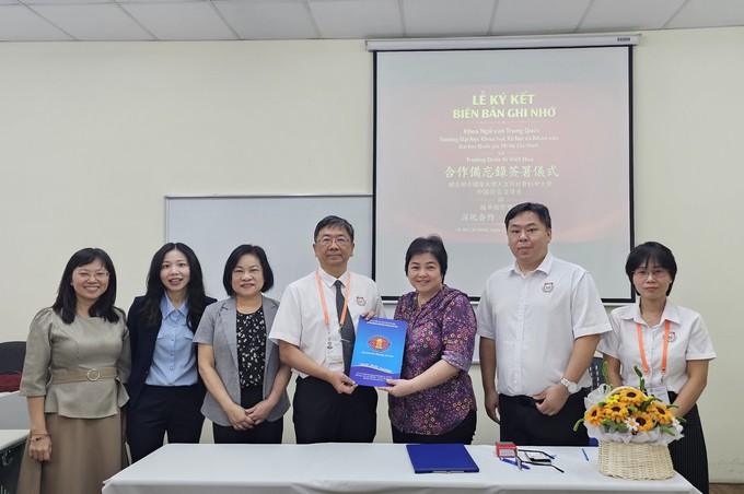 胡志明市国家大学人文与社会科学大学中国语言文学系与越华国际学校合照。 1000043641.jpg