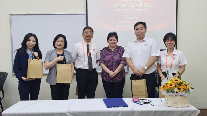 胡志明市国家大学人文与社会科学大学中国语言文学系向越华国际学校赠送纪念品。 1000043645.jpg