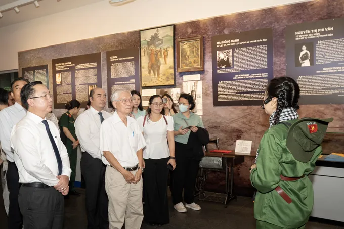 Khách tham quan trưng bày chuyên đề. ẢNH: QUỐC THANH