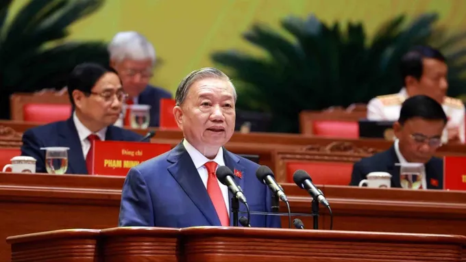 Tổng Bí thư Tô Lâm báo cáo về các văn kiện trình Đại hội lần thứ XIV của Đảng tại phiên khai mạc, sáng 20-1. Ảnh: TTXVN