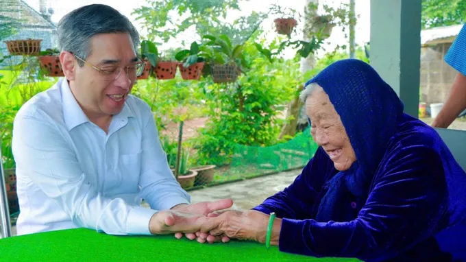 Đồng chí Nguyễn Phước Lộc thăm hỏi, trò chuyện cùng Mẹ Việt Nam Anh hùng Nguyễn Thị Chính
