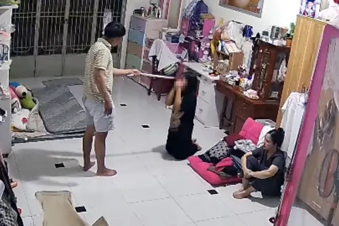 H&igrave;nh ảnh b&eacute; g&aacute;i 11 tuổi ở TP Đồng Nai bị &ldquo;cha dượng&rdquo; bạo h&agrave;nh dưới sự chứng kiến của mẹ ruột. Ảnh cắt từ clip