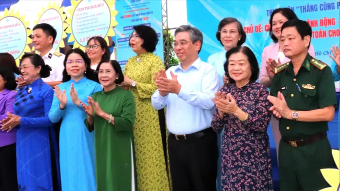 Đại biểu ph&aacute;t động lễ ra qu&acirc;n &ldquo;Th&aacute;ng c&ugrave;ng Phụ nữ h&agrave;nh động&rdquo; năm 2026. Ảnh: TH&Aacute;I PHƯƠNG
