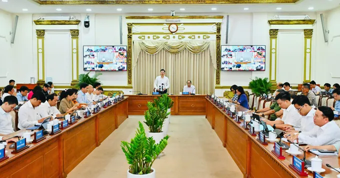 Phó Chủ tịch UBND TPHCM Hoàng Nguyên Dinh chủ trì phiên họp, chiều 8-5. Ảnh: VIỆT DŨNG