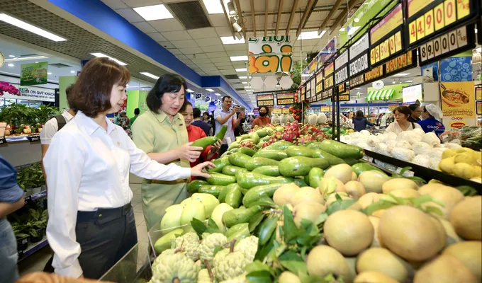 Đại biểu tham quan các quầy hàng tại siêu thị Co.opmart Lý Thường Kiệt. Ảnh: DŨNG PHƯƠNG 0W3A8633.JPG