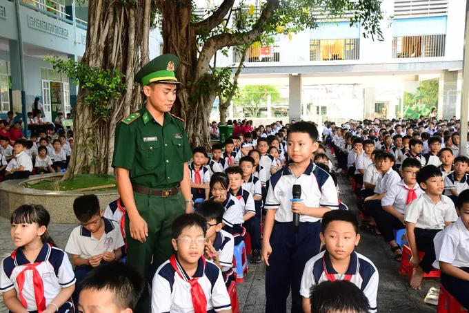 Cán bộ Hải đoàn Biên phòng 18 tuyên truyền về Chủ tịch Hồ Chí Minh cho học sinh trường Tiểu học Hải Nam