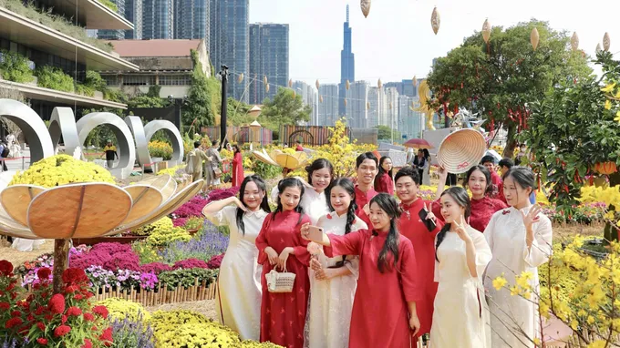 Nghỉ Tết dài ngày tạo điều kiện cho người lao động tham quan, vui chơi. Trong ảnh: Các bạn trẻ ở TPHCM tham quan Đường hoa Nguyễn Huệ. Ảnh: HOÀNG TRIỀU