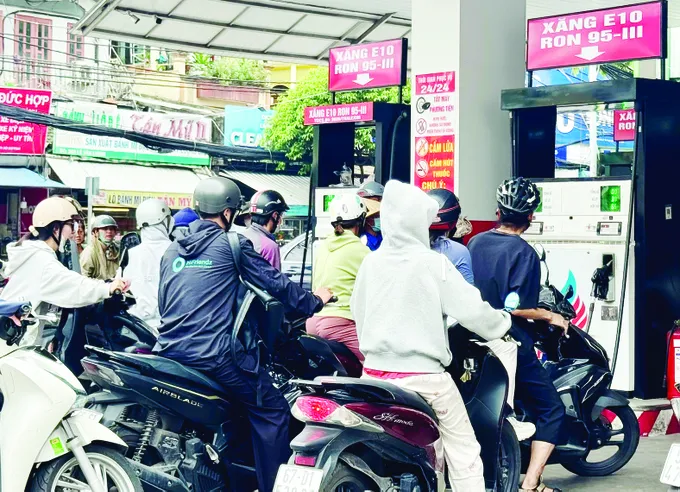 Ngày đầu mở bán xăng E10 trên diện rộng: Nguồn cung ổn định, các cửa hàng đồng loạt tuân thủ quy định.