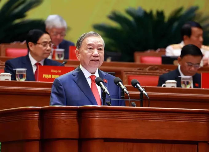 Tổng B&iacute; thư T&ocirc; L&acirc;m tr&igrave;nh b&agrave;y B&aacute;o c&aacute;o của Ban Chấp h&agrave;nh Trung ương kh&oacute;a XIII về c&aacute;c văn kiện tr&igrave;nh Đại hội XIV của Đảng tại phi&ecirc;n khai mạc đại hội