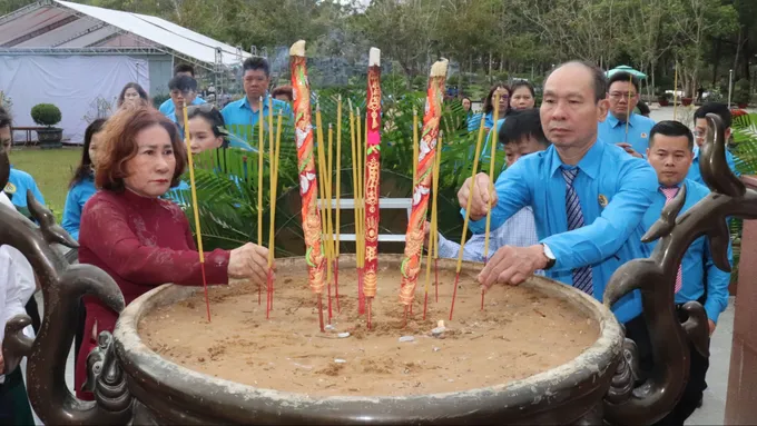 Cán bộ công đoàn, công nhân, lao động ưu tú TPHCM dâng hương tại Nghĩa trang Hàng Dương. Ảnh: THÁI PHƯƠNG