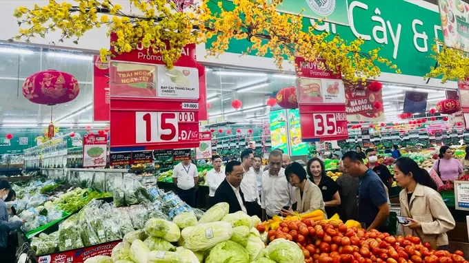 Thứ trưởng Bộ Công thương Nguyễn Hoàng Long khảo sát hàng tết tại MM Mega Market An Phú, chiều 13-2