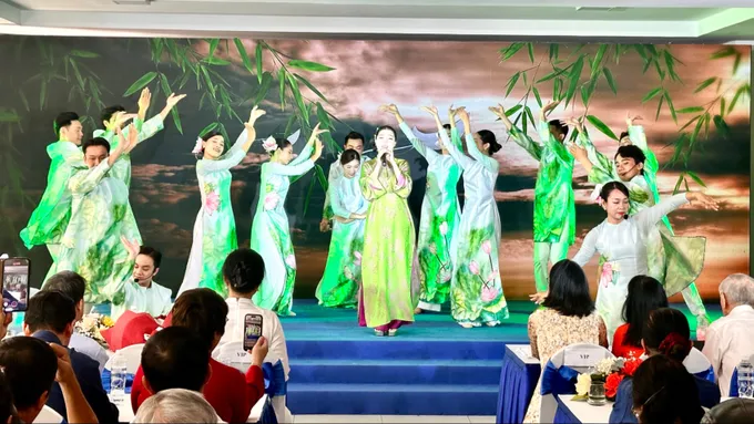 Tiết mục "Thương ca Tiếng Việt" (nhạc sĩ Đức Trí sáng tác, Hà Quang Minh viết lời) mở đầu Ngày thơ Việt Nam 2026 tại TPHCM, như một sự tôn vinh Tiếng Việt, tôn vinh thơ ca. Ảnh: HỒ SƠN IMG_9746.jpg