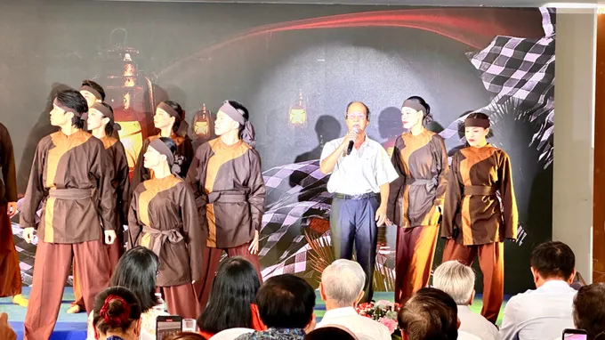 Nhà thơ Hoàng Quý (phường Vũng Tàu) đọc bài thơ "Nhân dân". Ảnh: HỒ SƠN IMG_9830.jpg