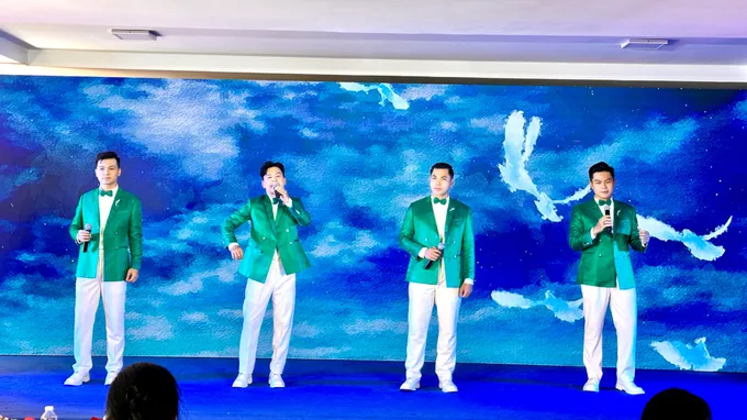 Nhóm Lạc Việt trình bày ca khúc "Khát vọng" (thơ: Đặng Viết Lợi, nhạc: Phạm Minh Tuấn). Ảnh: HỒ SƠN IMG_9847.jpg