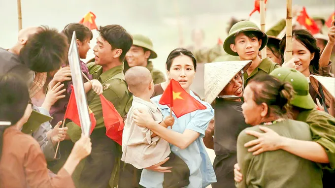 Ca sĩ H&ograve;a Minzy trong music video Nỗi đau giữa h&ograve;a b&igrave;nh (nhạc sĩ Nguyễn Văn Chung s&aacute;ng t&aacute;c). Ảnh: NSCC