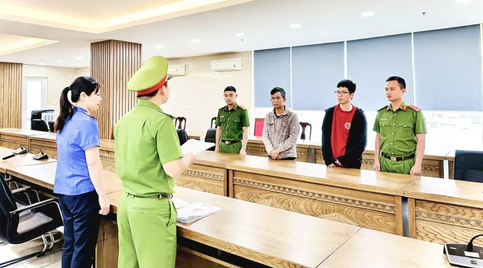 Trần Văn Hiếu và Lê Xuân Lợi tại cơ quan điều tra. Ảnh: CACC