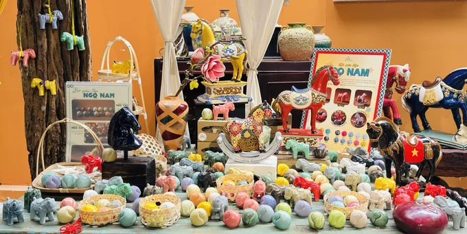 (50-59,61,72)- Độc đáo bộ sưu tập ngựa gốm "3 thế hệ"