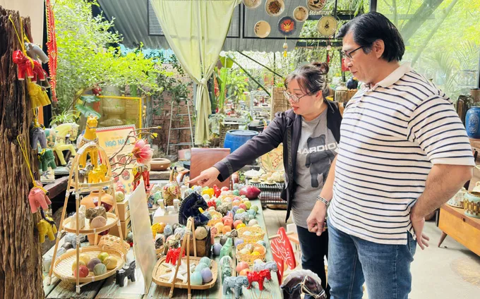 Người yêu gốm lựa chọn mua sắm. Ảnh: ĐÌNH DƯ 724e6285160f9951c01e.jpg