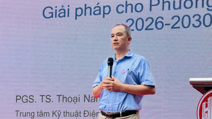PGS-TS Thoại Nam đến từ Trung tâm Kỹ thuật Điện toán, Trường Đại học Bách Khoa TPHCM (Đại học Quốc gia TPHCM), chia sẻ mô hình Phường xã thông minh với giải pháp cho phường Diên Hồng tại buổi lễ. Ảnh: ĐÌNH DƯ f823519f63b3e2edbba2.jpg