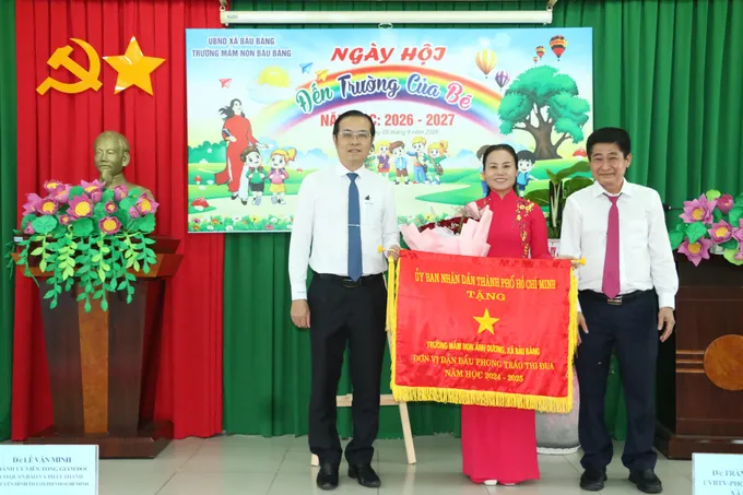 Đồng ch&iacute; L&ecirc; Văn Minh, Tổng Gi&aacute;m đốc Cơ quan B&aacute;o v&agrave; Ph&aacute;t thanh, Truyền h&igrave;nh TPHCM c&ugrave;ng l&atilde;nh đạo x&atilde; B&agrave;u B&agrave;ng tặng Cờ thi đua cho nh&agrave; trường