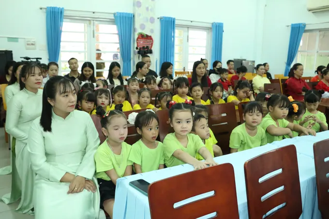 C&ocirc; v&agrave; tr&ograve; Trường Mầm non B&agrave;u B&agrave;ng trong ng&agrave;y khai giảng