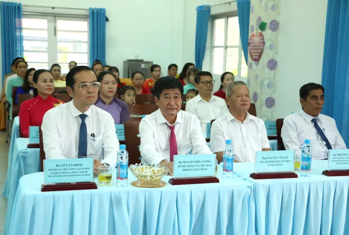 Đồng ch&iacute; L&ecirc; Văn Minh, Tổng Gi&aacute;m đốc Cơ quan B&aacute;o v&agrave; Ph&aacute;t thanh, Truyền h&igrave;nh TPHCM c&ugrave;ng l&atilde;nh đạo x&atilde; B&agrave;u B&agrave;ng dự lễ khai giảng tại Trường Mầm non B&agrave;u B&agrave;ng