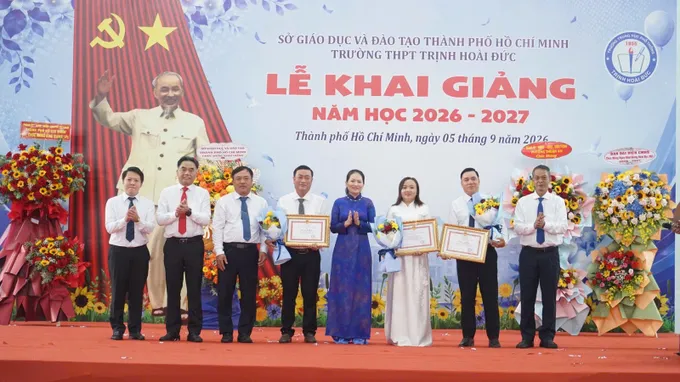 Đồng ch&iacute; Nguyễn Lộc H&agrave; c&ugrave;ng l&atilde;nh đạo Sở GD-ĐT TPHCM tặng hoa ch&uacute;c mừng v&agrave; trao bằng khen của UBND TP cho c&aacute;c tập thể, c&aacute; nh&acirc;n